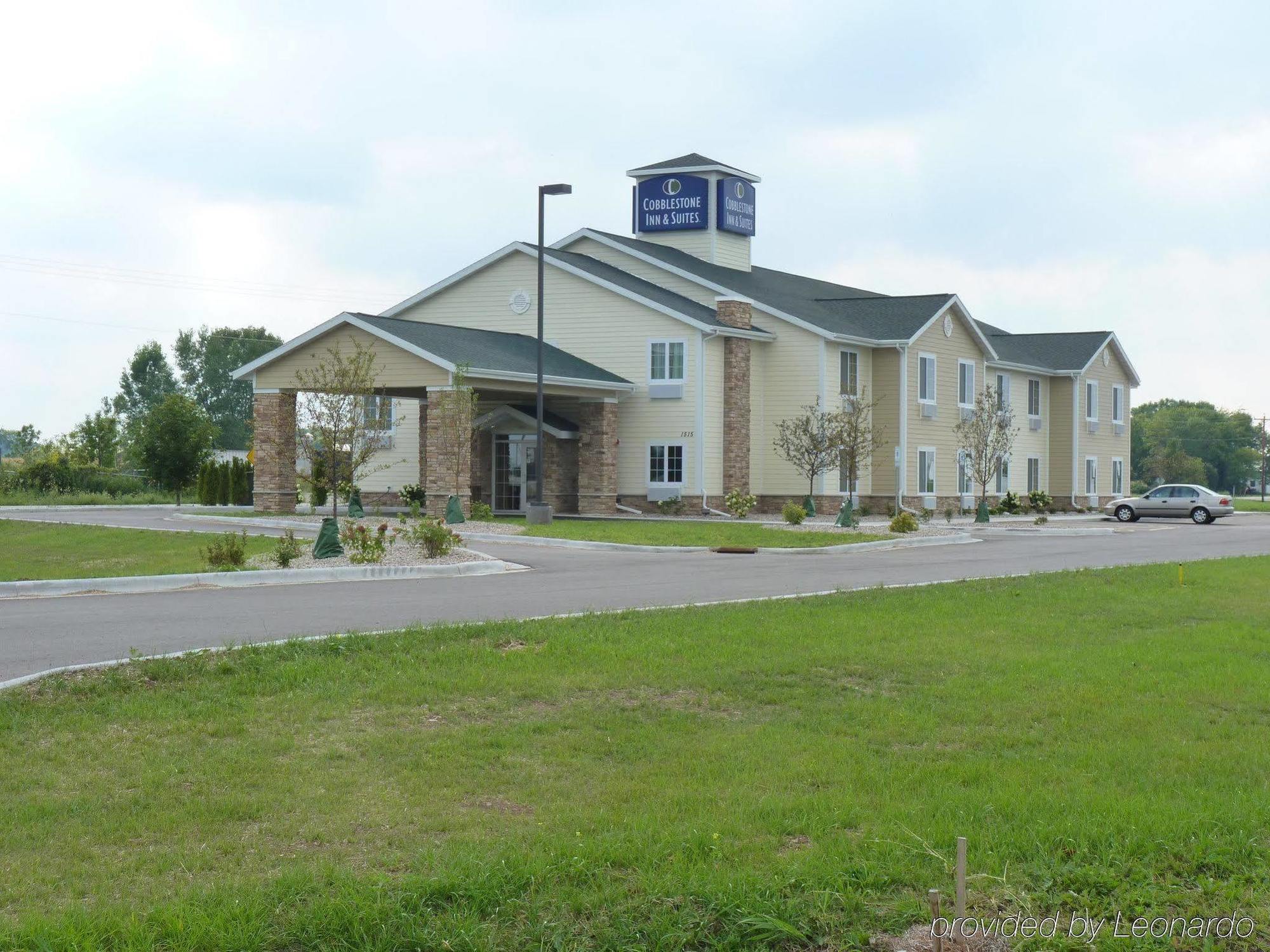 Boarders Inn & Suites By Cobblestone Hotels - Oshkosh Exterior foto