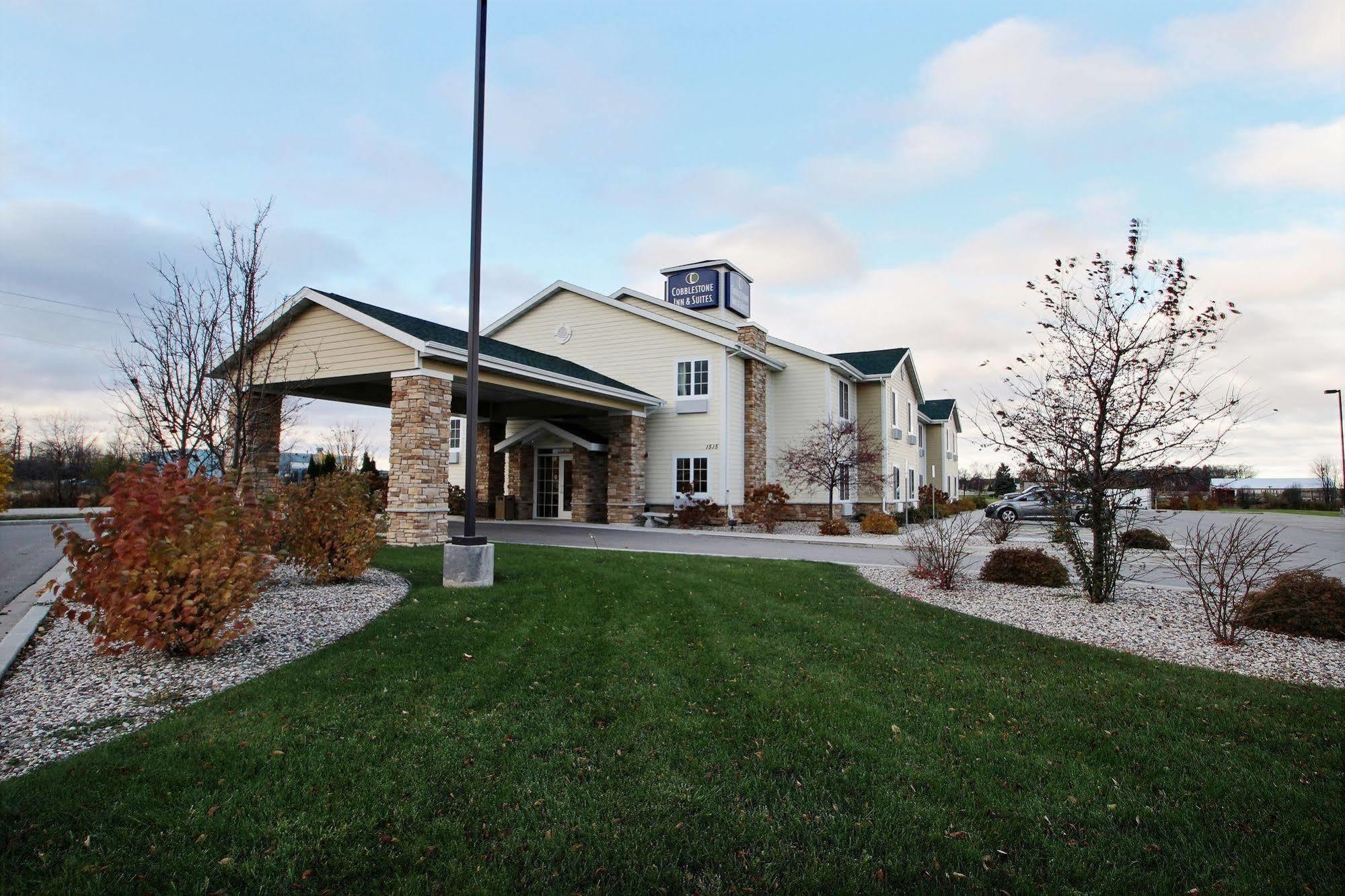 Boarders Inn & Suites By Cobblestone Hotels - Oshkosh Exterior foto